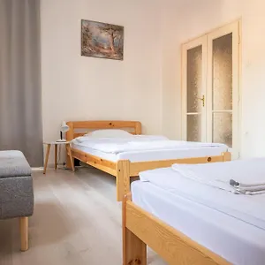 Barát - Teljes Ház Kiadó Kerttel, 4 Apartman